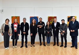 Entrega del VI Premio de Relato Corto Pedro Soler, ayer en Abarán, con la ganadora, la joven jumillana Elena López Santos, en el centro, junto al pintor Josu M. Lozano y las autoridades que asistieron a la ceremonia en la Biblioteca Municipal de Abarán.