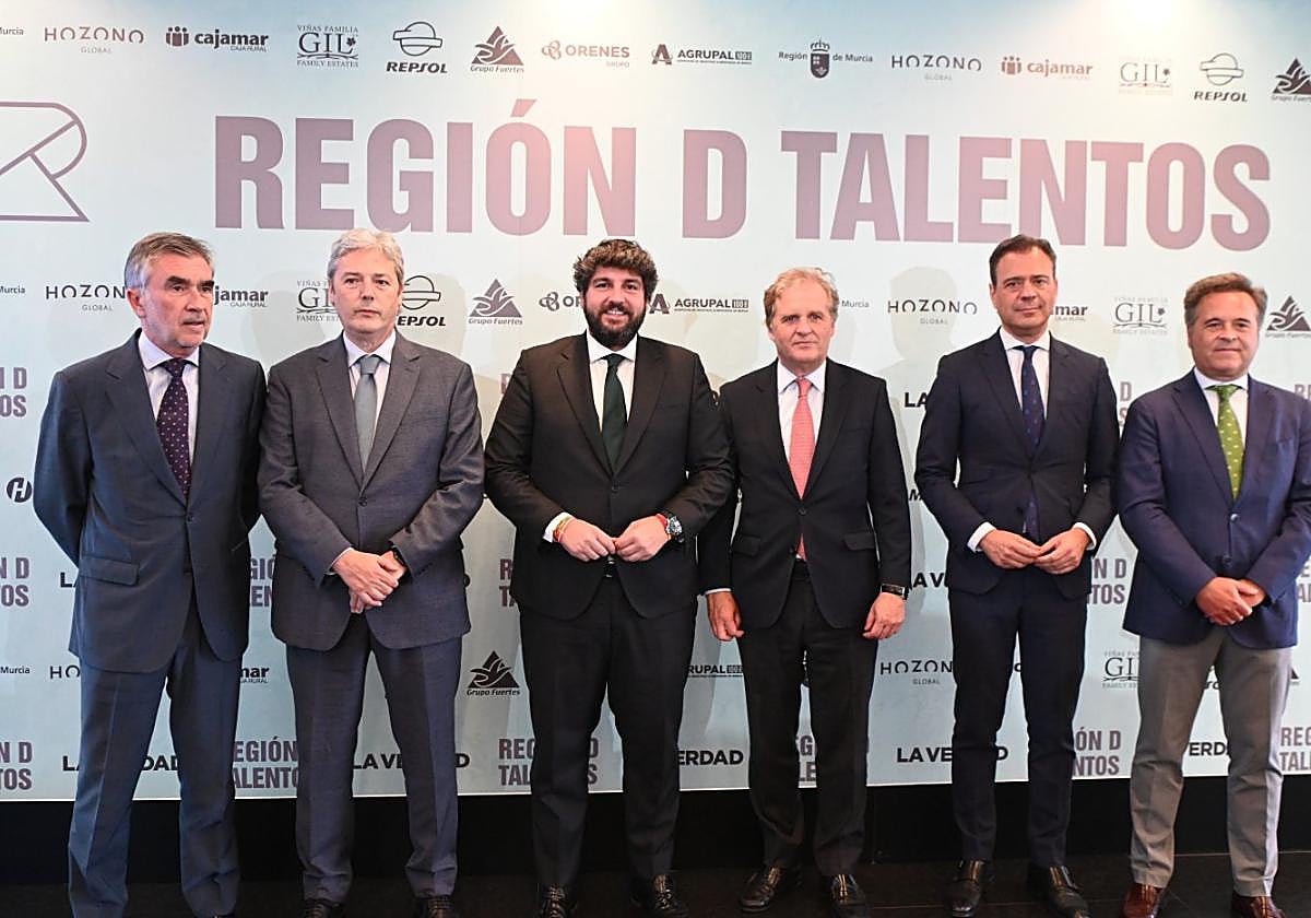Respaldo. Iñaki Arechabaleta, Alberto Aguirre, Fernando López Miras, Ignacio Ybarra, Marcos Ortuño y Antonio Pitera, en uno de los eventos del ciclo.