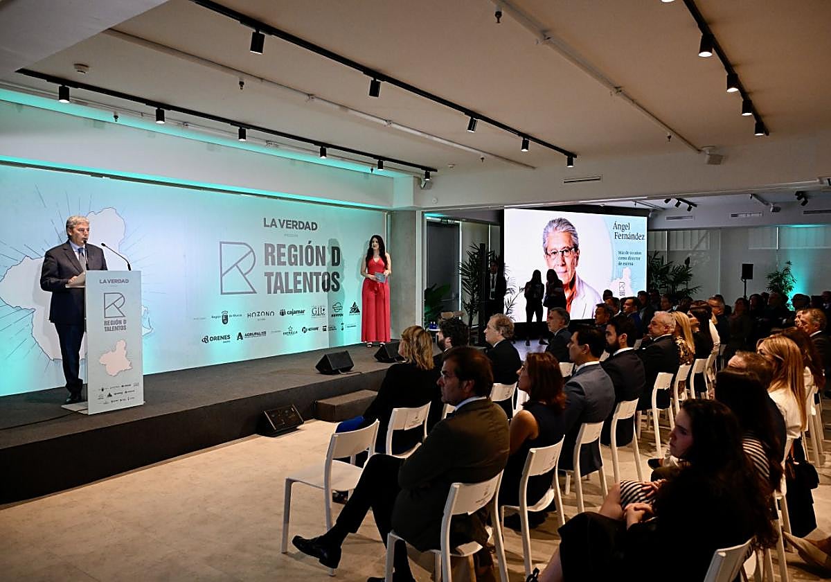 Alberto Aguirre de Cárcer, director de LA VERDAD, interviene en el acto de presentación de la revista 'Región de Talentos', en la sedede Vocento, en Madrid.