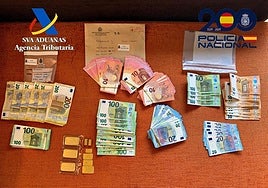 El dinero y los lingotes de oro intervenidos en el registro.