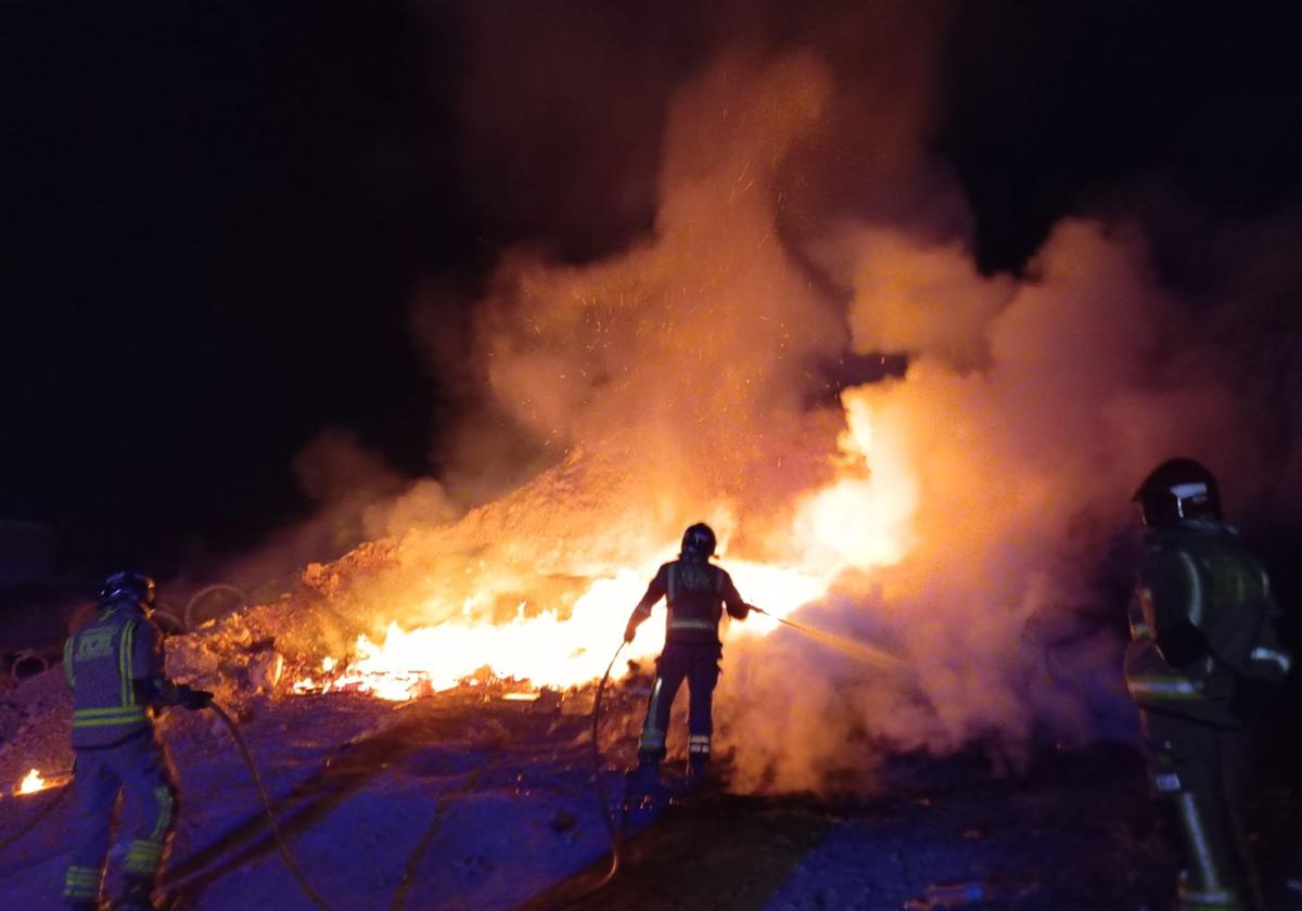 Un incendio calcina palets y escombros en un polígono industrial de Lorquí