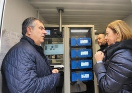 El consejero de Medio Ambiente, Juan María Vázquez, junto con la alcaldesa de Jumilla, Severa González, en la nueva estación de medición del municipio.