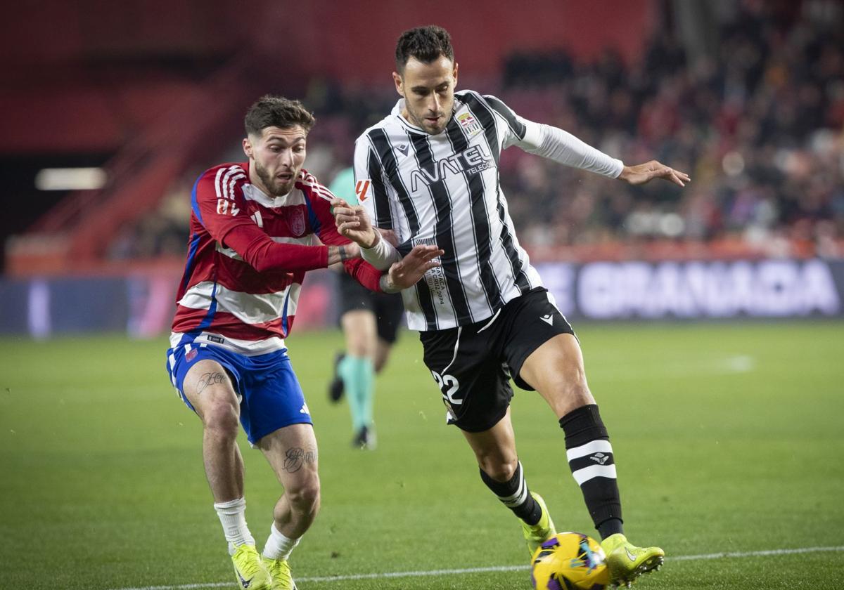 Kiko Olivas siendo presionado por Tsitaishvili en el partido contra el Granada.