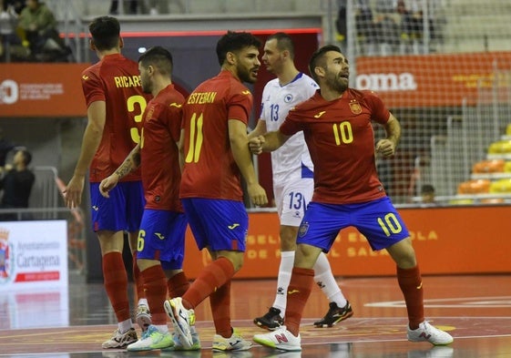 Cecilio, ala del Movistar Inter, agita el puño para celebrar el 1-0 de España, anoche, en Cartagena.