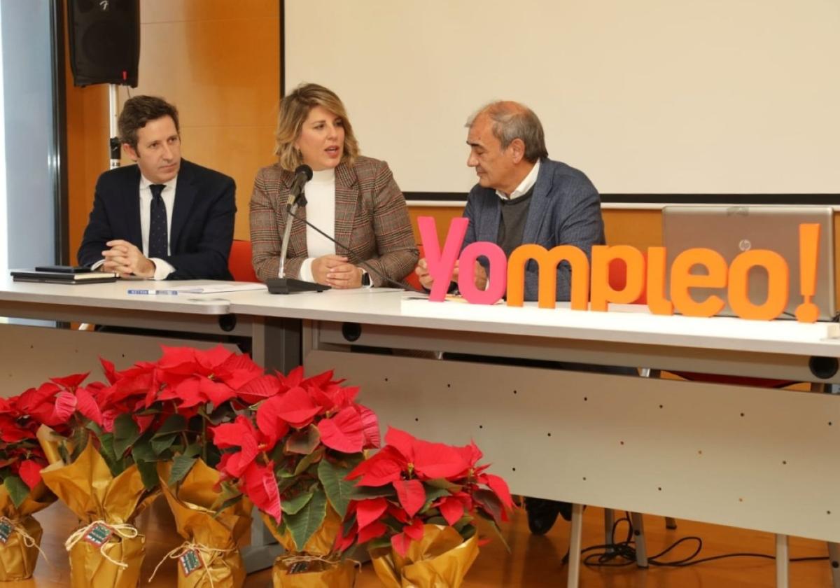 La alcaldesa de Cartagena junto al director general de Economía Social y al presidente de Ucomur.