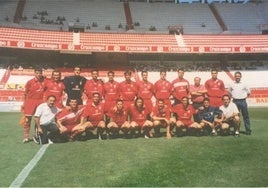 El equipo juvenil del Real Murcia de la temporada 2002-03 posa en el Sánchez-Pizjuán, en el partido de vuelta de los octavos de la Copa.