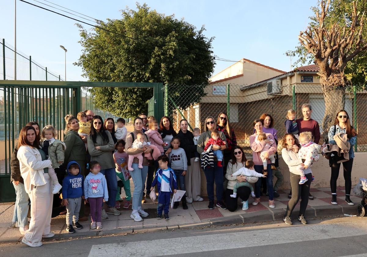 Madres y padres de alumnos, con sus hijos, a las puertas del centro, reclaman el arreglo de la caldera.