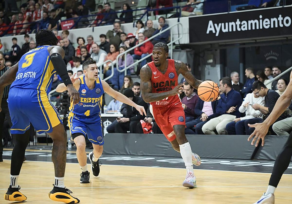 Dylan Ennis con el balón, este miércoles, frente al Peristeri.