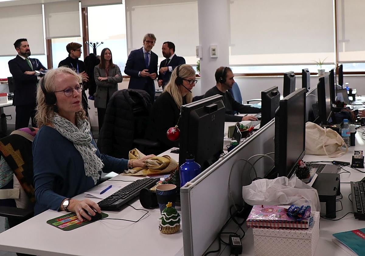 Un momento durante la visita del consejero de Economía, Hacienda, Fondos Europeos y Transformación Digital, Luis Alberto Marín, a las instalaciones de la plataforma de servicios a la ciudadanía.