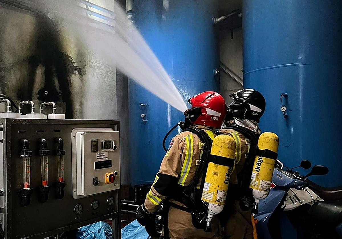 Bomberos trabajando la extinción de un incendio en una imagen de archivo.