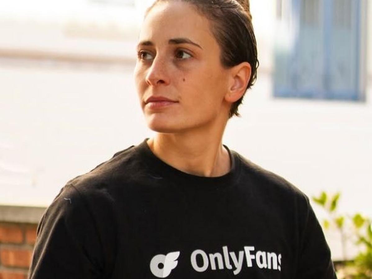 La piloto ceheginera Ana Carrasco, con la camiseta de OnlyFans.