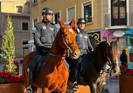 Dos agentes de la Policía Local de Murcia a caballo en la plaza de Santo Domingo.