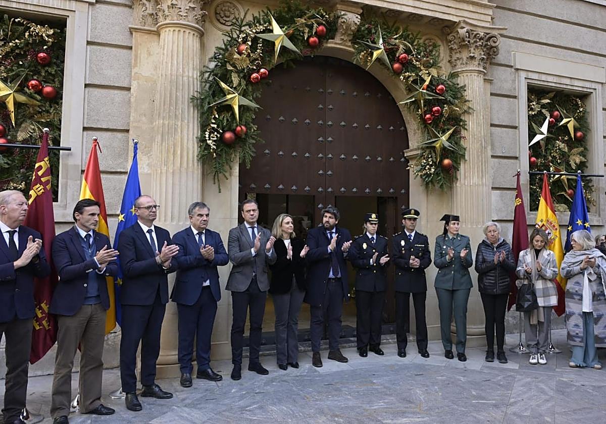 El jefe del Ejecutivo autonómico, Fernando López Miras, durante el minuto de silencio en Murcia.