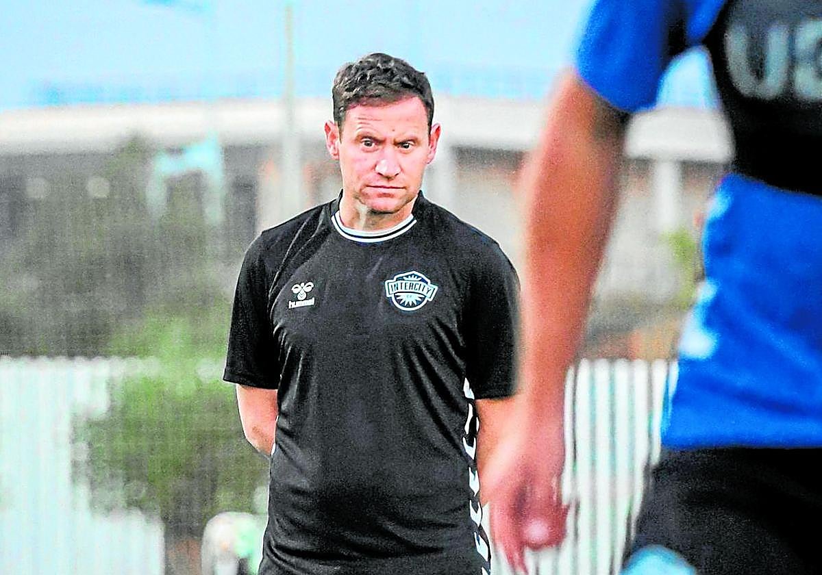 Mario Simón, en un entrenamiento con el Intercity, su nuevo club desde hace poco más de un mes.