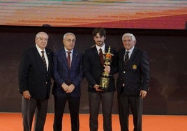 Guerrero-Burgos (i), Alejandro Blanco, el deportista Josele Ballester y Gonzaga Escauriaza (d), durante la Gala del Golf del pasado martes, 17 de diciembre.