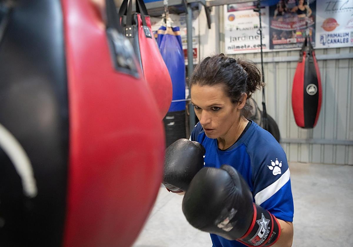 Mari Carmen Romero entrena en su gimnasio, ubicado en la pedanía lumbrerense de El Esparragal.