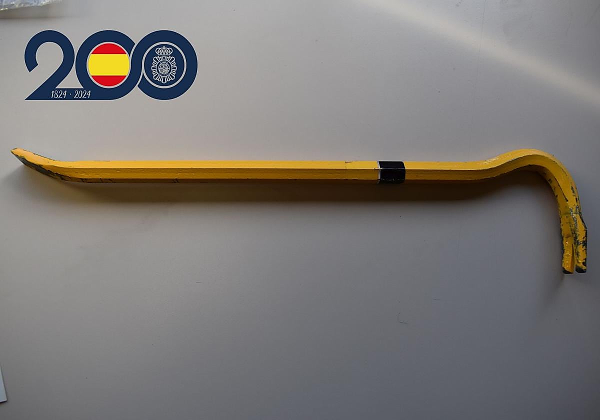 La pata de cabra con la que el detenido intentó forzar la puerta de la clínica en el barrio del Carmen.