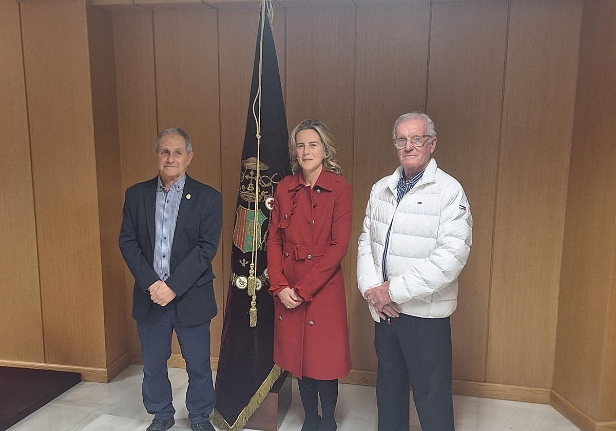 El presidente de la Junta Mayor de Cofradías, Pepe Sáez Sironi, junto a la abanderada, Rocío Meseguer, y el Nazareno del Año, Benedicto Martínez.