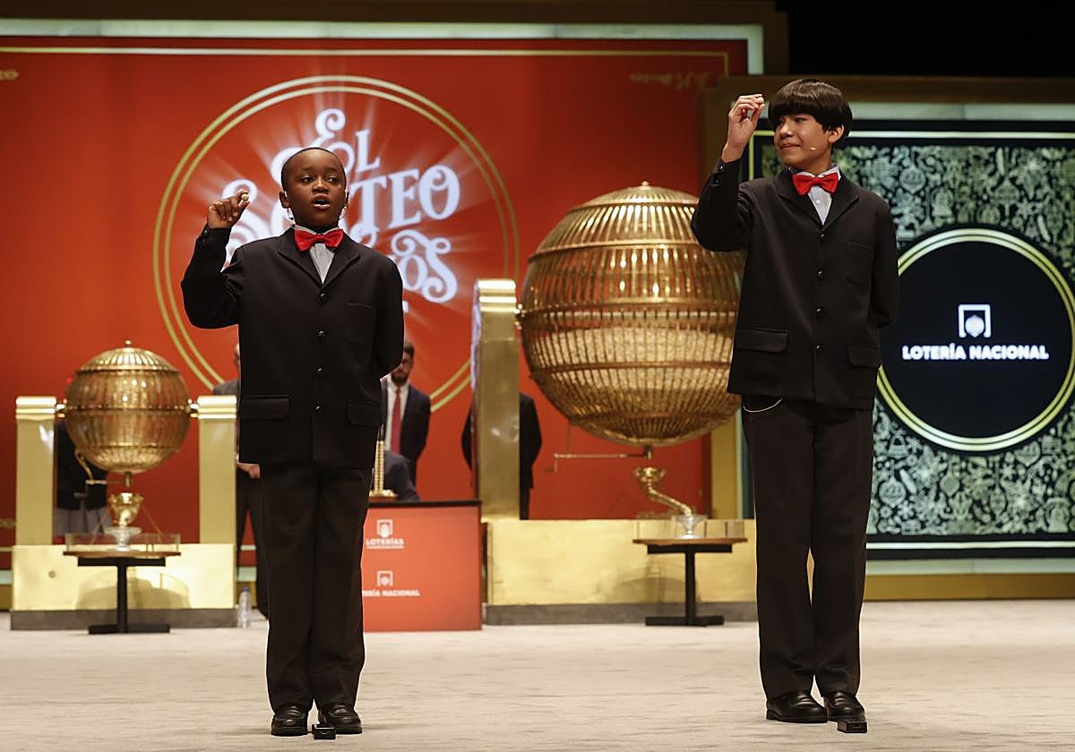 Dos niños de San Ildefonso, el día del sorteo de Lotería de Navidad, son su traje tradicional y pajaritas de color rojo.