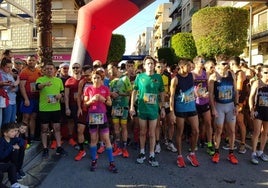 Corredores se preparan para participar en la San Silvestre de Alcantarilla, en una imagen de archivo.