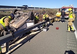 Efectivos de bomberos colaboran en el lugar del accidente.