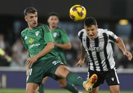 Musto golpea de cabeza el esférico en el partido contra el Albacete.