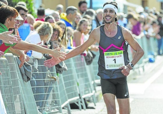 Mohamed Katir saludando al público en una de sus últimas competiciones antes de der sancionado, en la carrera de Costa de Ajo (Cantabria), en octubre del año pasado.