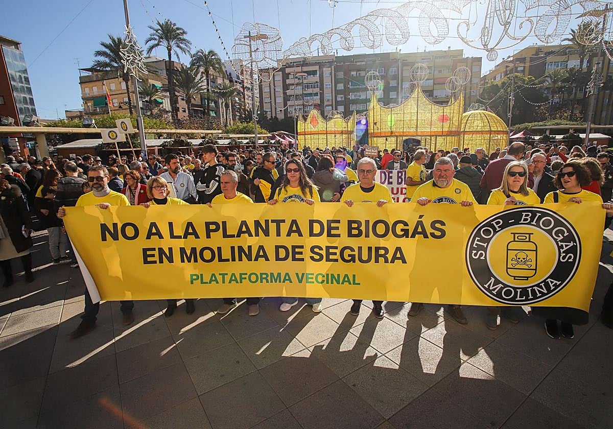 Los participantes tras la pancarta en la concentración, este sábado, en Molina de Segura.