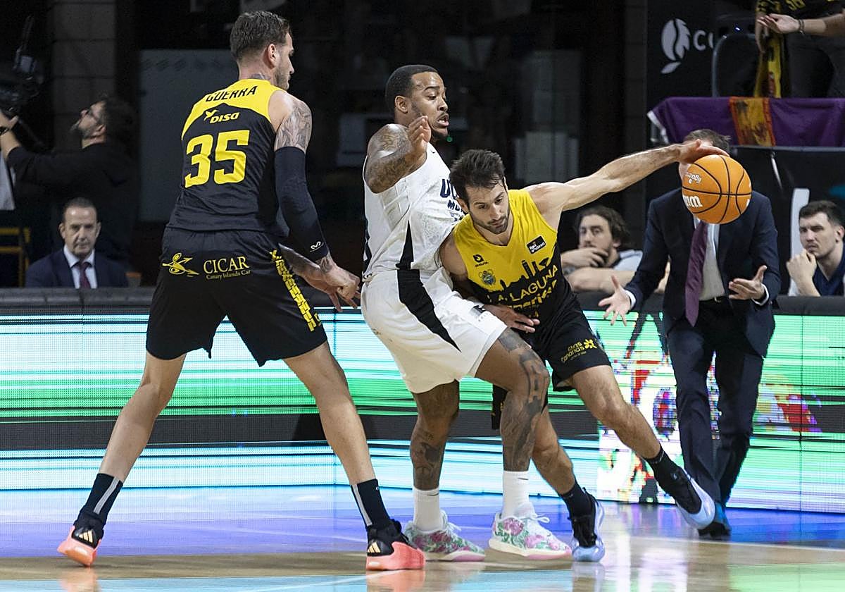 El base del Ucam Murcia Troy Caupain y los jugadores de La Laguna Tenerife Fran Guerra y Bruno Fitipaldo.