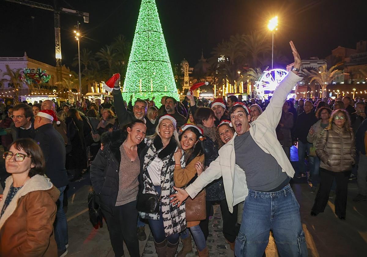 Decenas de personas en el mercadillo instalado en la explanada del Muelle de Alfonso XII.