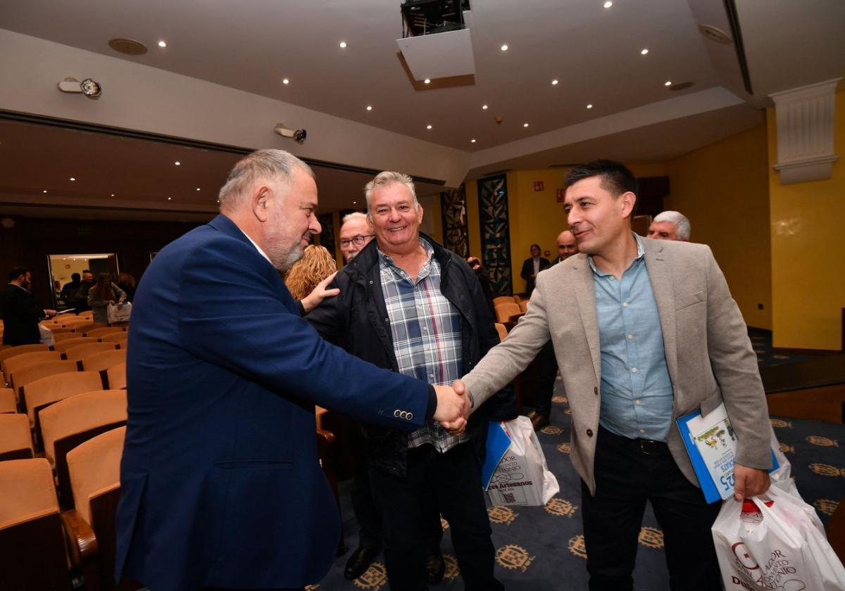 Lucas Jiménez saluda a miembros del Scrats, ayer.