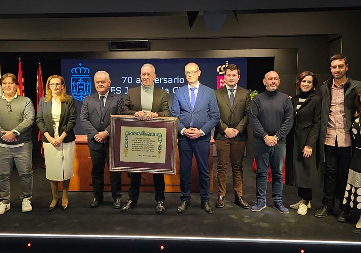 Foto de familia tras la celebración del acto en el instituto.
