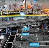 Los envases se separan en los distintos lineales, según su procedencia, de manera mecánica.