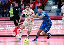 Ricardinho conduce el balón en el partido contra el Peñíscola.