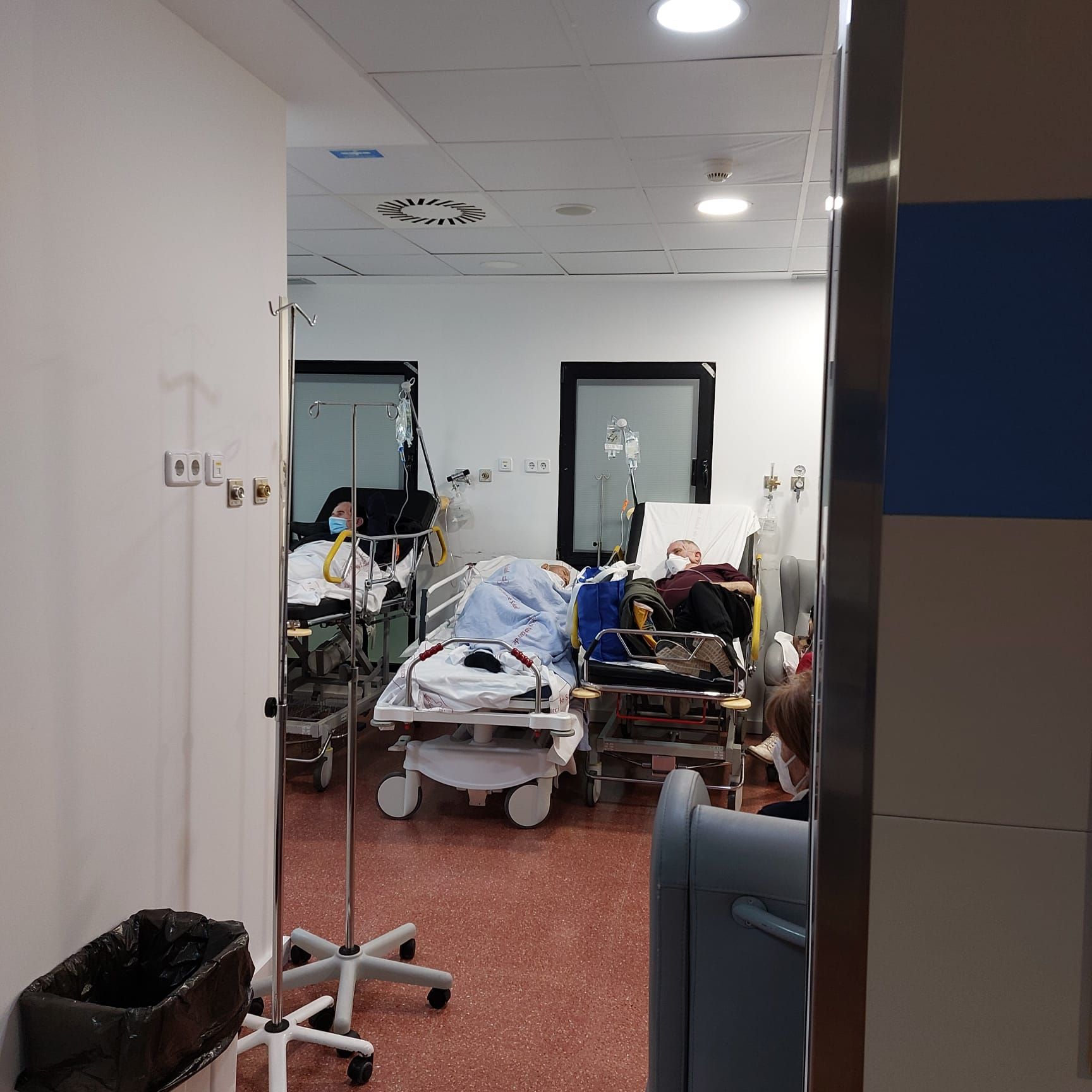 La gripe se estabiliza pero continúa el colapso hospitalario, con decenas de pacientes encamados en pasillos a la espera de tener una habitación.