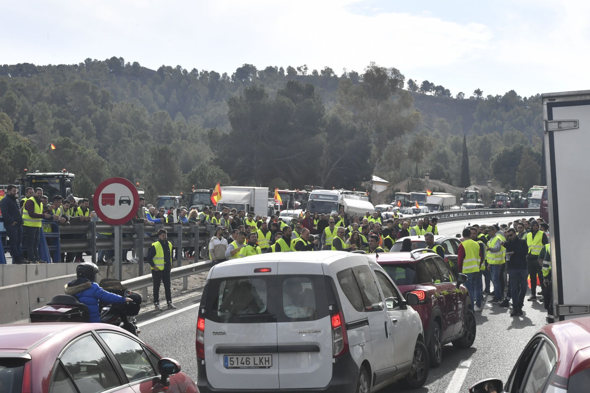 Una movilización ilegal de agricultores colapsa la Región al bloquear las principales carreteras, entre ellas la autovía Murcia-Cartagena a la altura del Puerto de la Cadena. Los hospitales tuvieron que anular citas de pacientes y las organizaciones agrarias no apoyaron unánimemente la protesta.