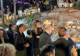 Inauguración del Belén Municipal en el Jardín de Villarías por la alcaldesa de Archena, Patricia Fernández; la directora general de Personas Mayores, Naira Isabel Sánchez, por su equipo de gobierno y los dos párrocos de las iglesias del Corpus Christi y de San Juan Bautista, Juan María Moreno y Diego Boluda.