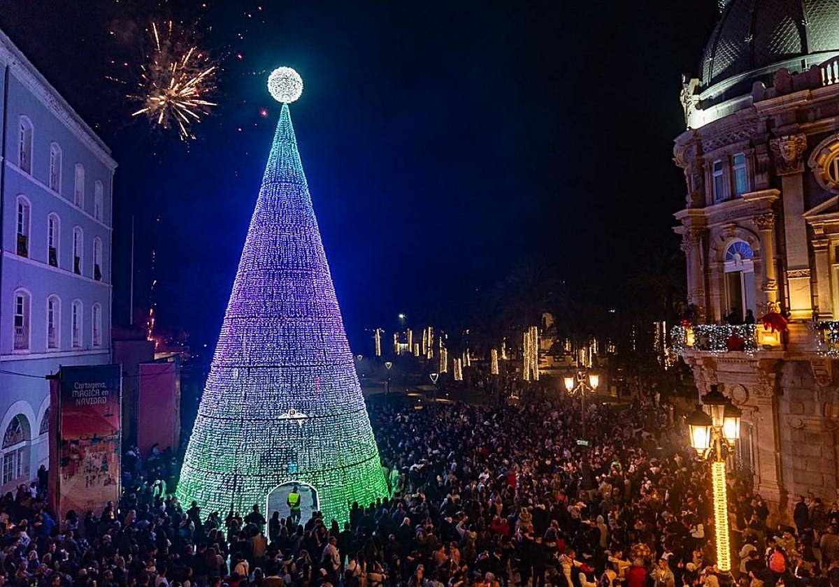 Encendido y fiesta de recibimiento a la Navidad en Cartagena, junto al Palacio Consistorial.