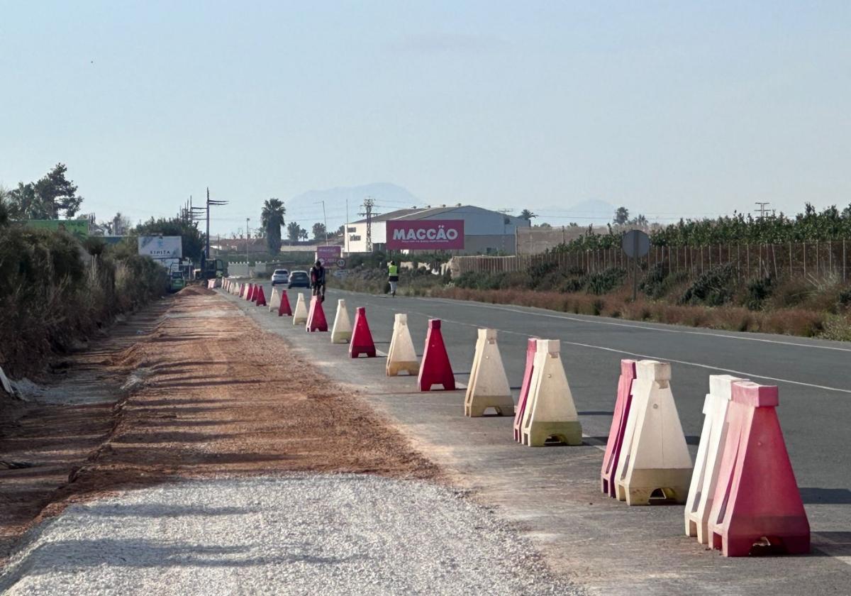 Obras de construcción del nuevo carril bici desde Santiago de la Ribera hacia Los Narejos.