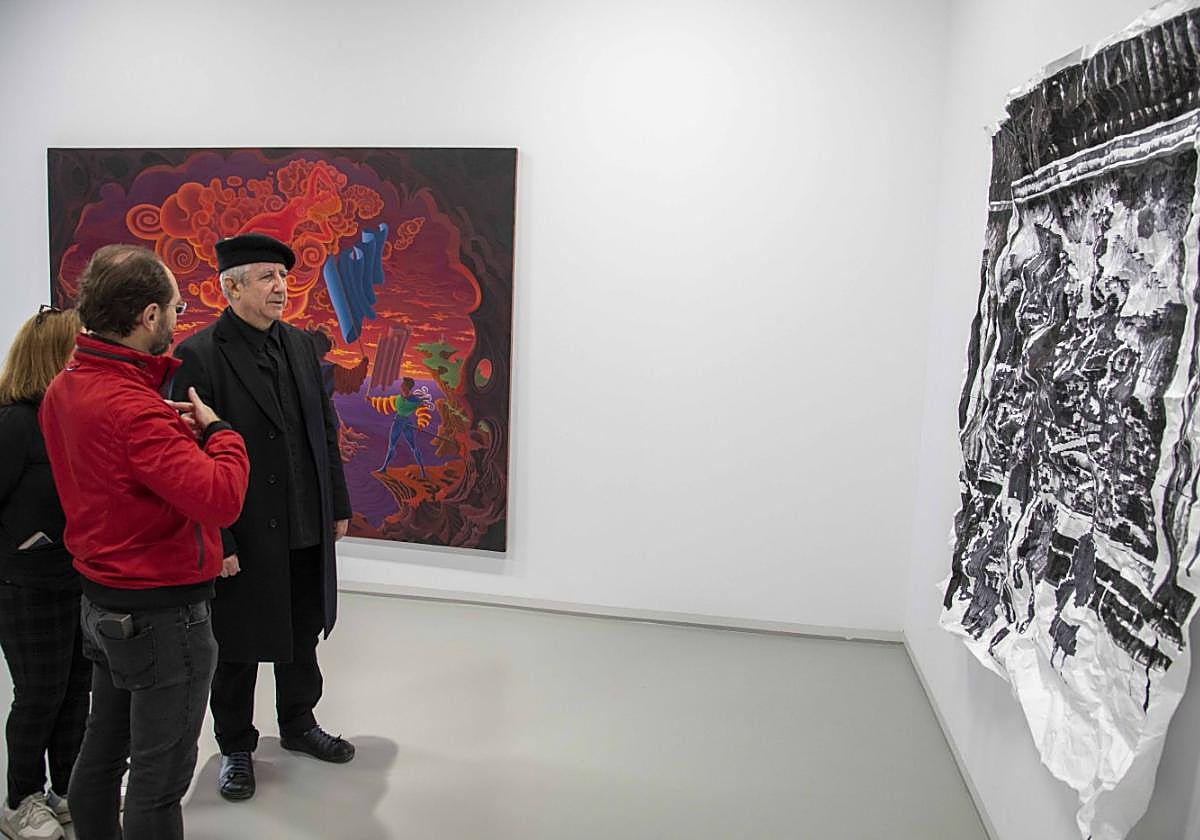 Ángel Mateo Charris contempla la obra 'Struth', de Javier Arce, junto a dos visitantes en La Naval, que ayer estrenó local en Cartagena.
