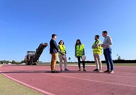 El alcalde, José Miguel Luengo, y el concejal de Deporte, Sergio Martínez, conversan con los técnicos en la pista de atletismo.