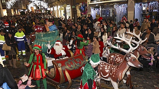 Las imágenes del primer desfile de Papá Noel en Cartagena
