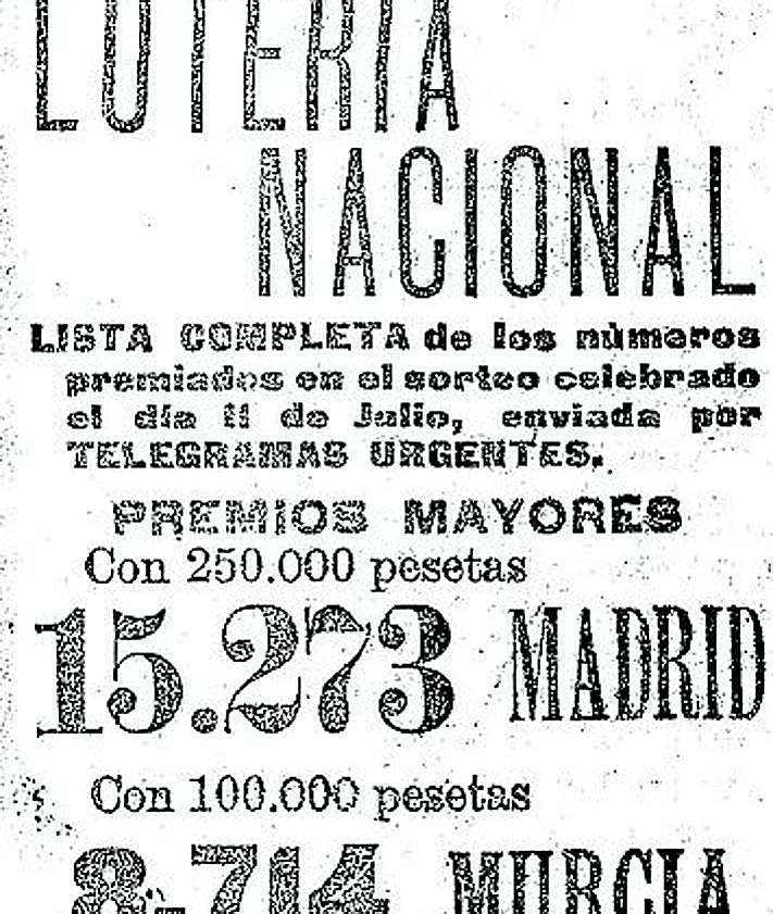 Imagen secundaria 2 - El tío de la tiza, un redactor de LA VERDAD, escribía los números en la pizarra expuesta en la plaza Apóstoles en 1933. A la derecha: 'La Paz' anunciaba así el segundo premio en 1865.