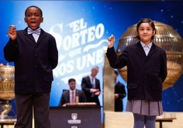 Dos niños de San Ildefonso cantan el tercer quinto premio de la Lotería de Navidad.