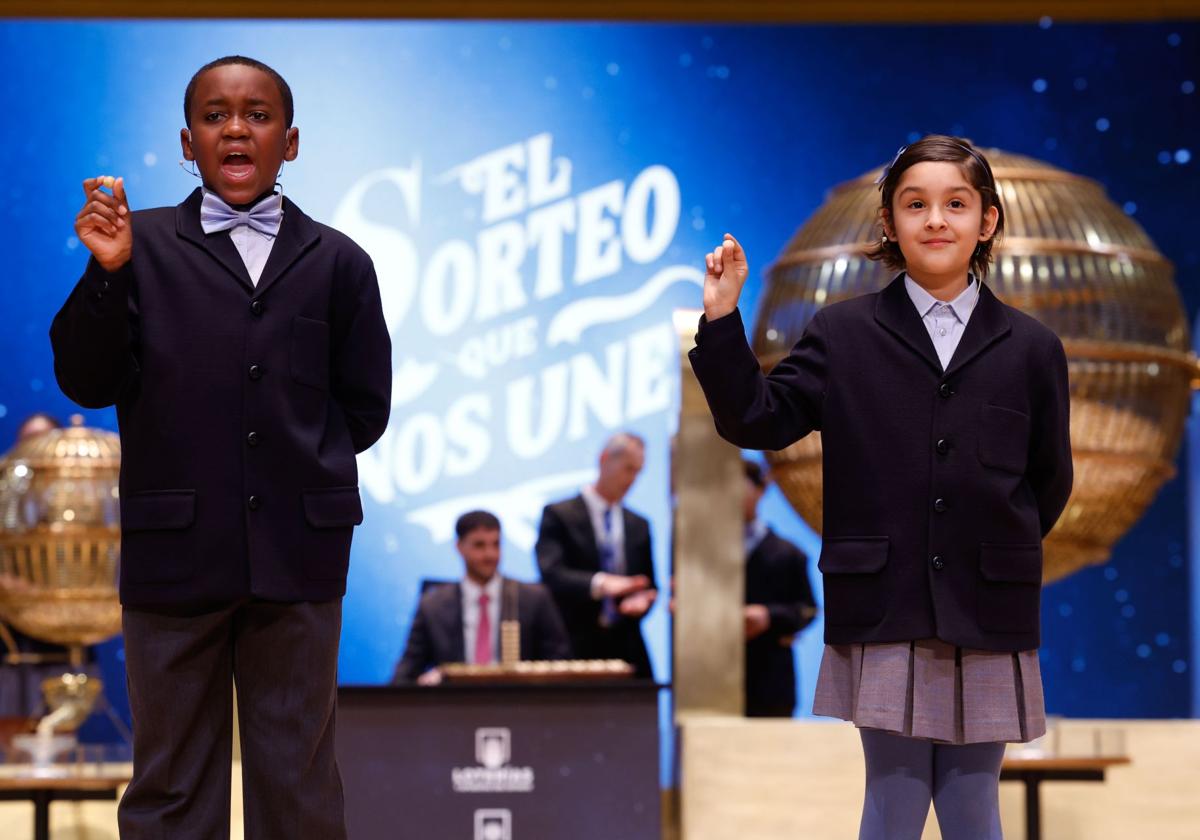 Dos niños de San Ildefonso cantan el tercer quinto premio de la Lotería de Navidad.