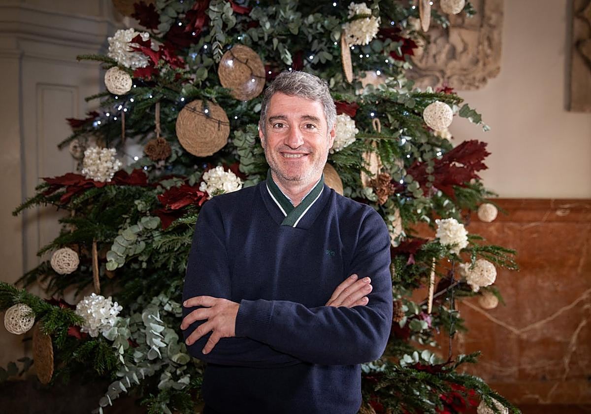 El alcalde de Orihuela, Pepe Vegara, junto al árbol de Navidad que han instalado en el vestíbulo del Palacio del Marqués de Arneva.