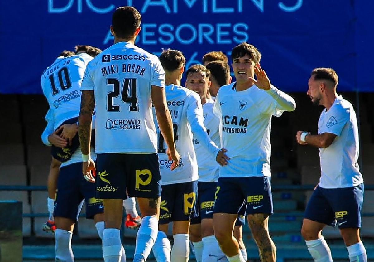 Los jugadores del UCAM celebran uno de los goles que marcaron ayer en su visita al campo del Xerez.