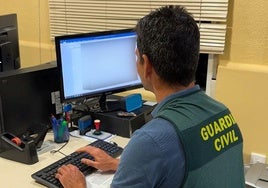 Un agente de la Guardia Civil durante la investigación.