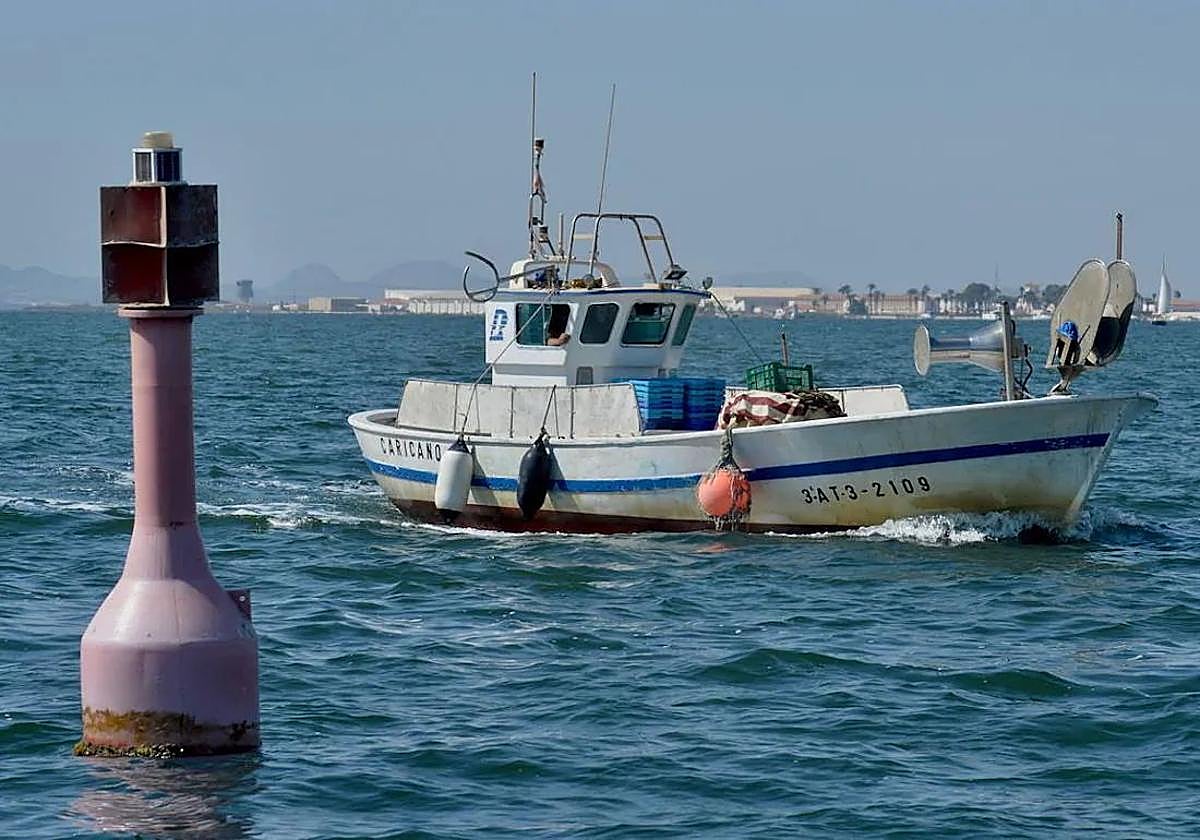 Un barco pesquero en aguas del Mar Menor, en una fotografía de archivo.