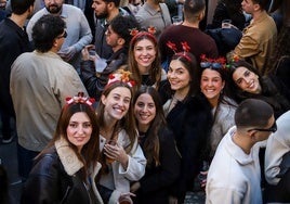 Un grupo de amigas disfruta en la Plaza de las Flores de Murcia del ambiente de la 'tardebuena'.